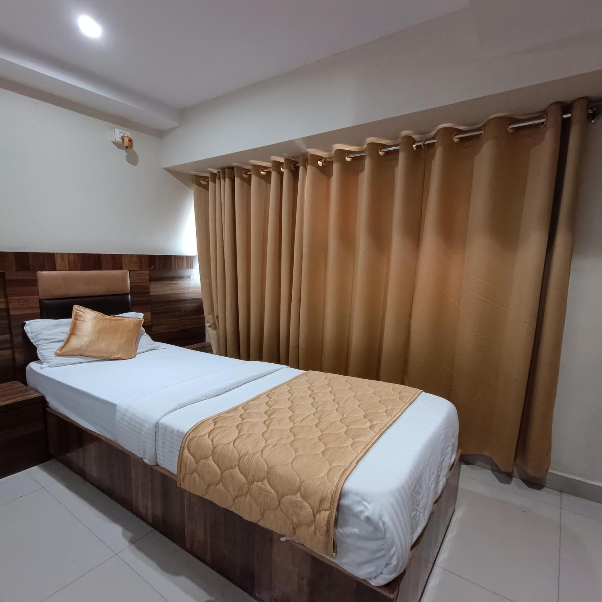 Rk Hotel-Near Grant Road Railway Station 뭄바이 외부 사진