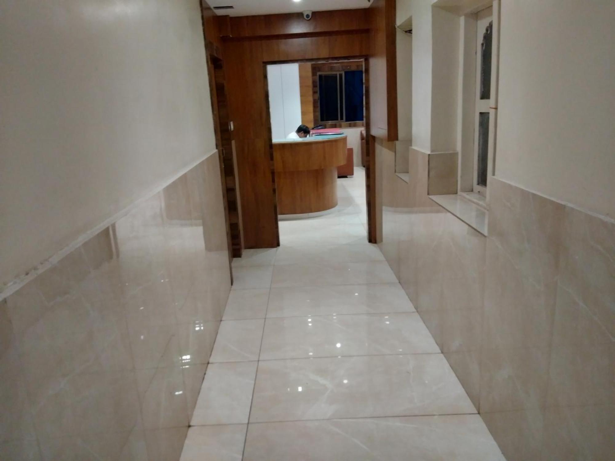 Rk Hotel-Near Grant Road Railway Station 뭄바이 외부 사진