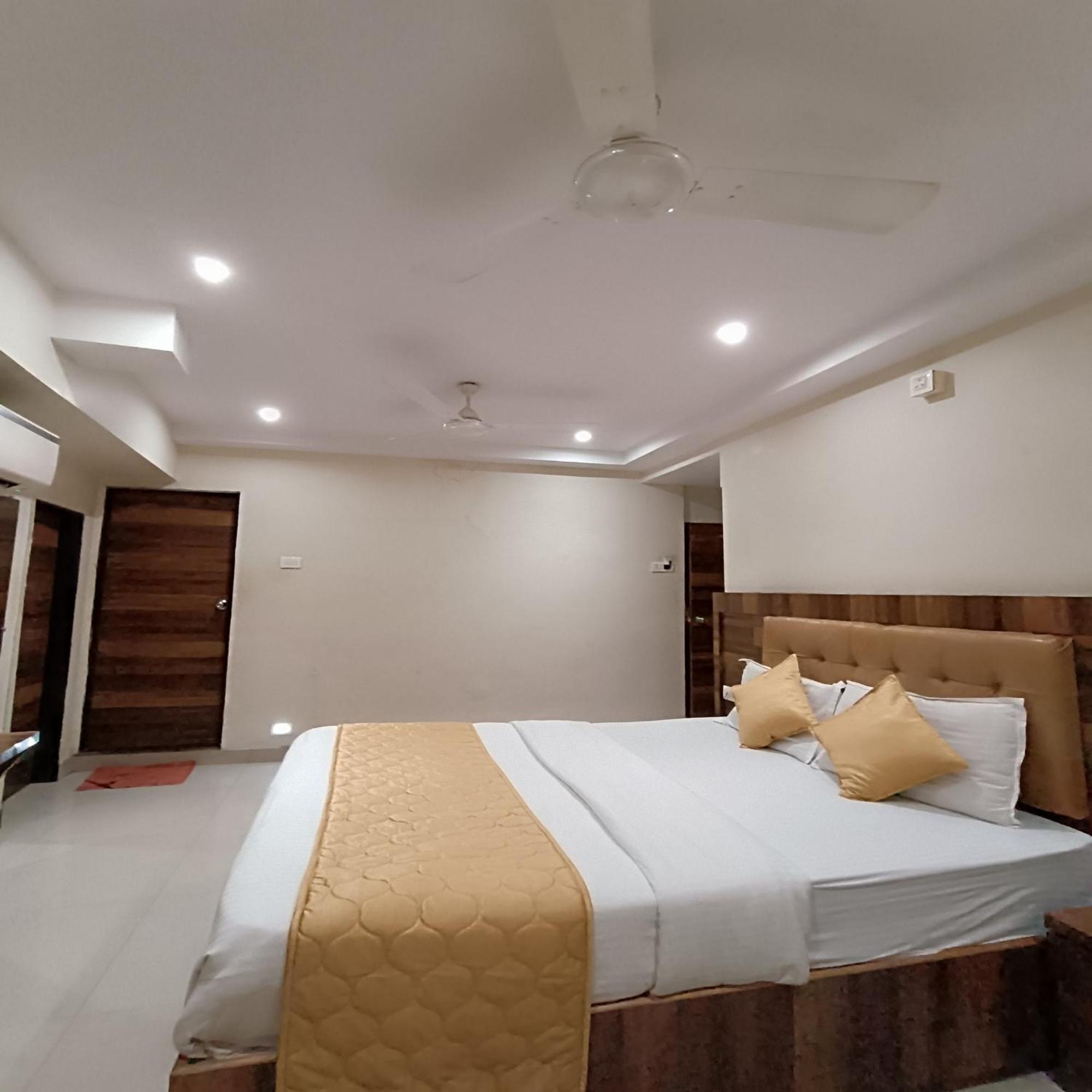 Rk Hotel-Near Grant Road Railway Station 뭄바이 외부 사진